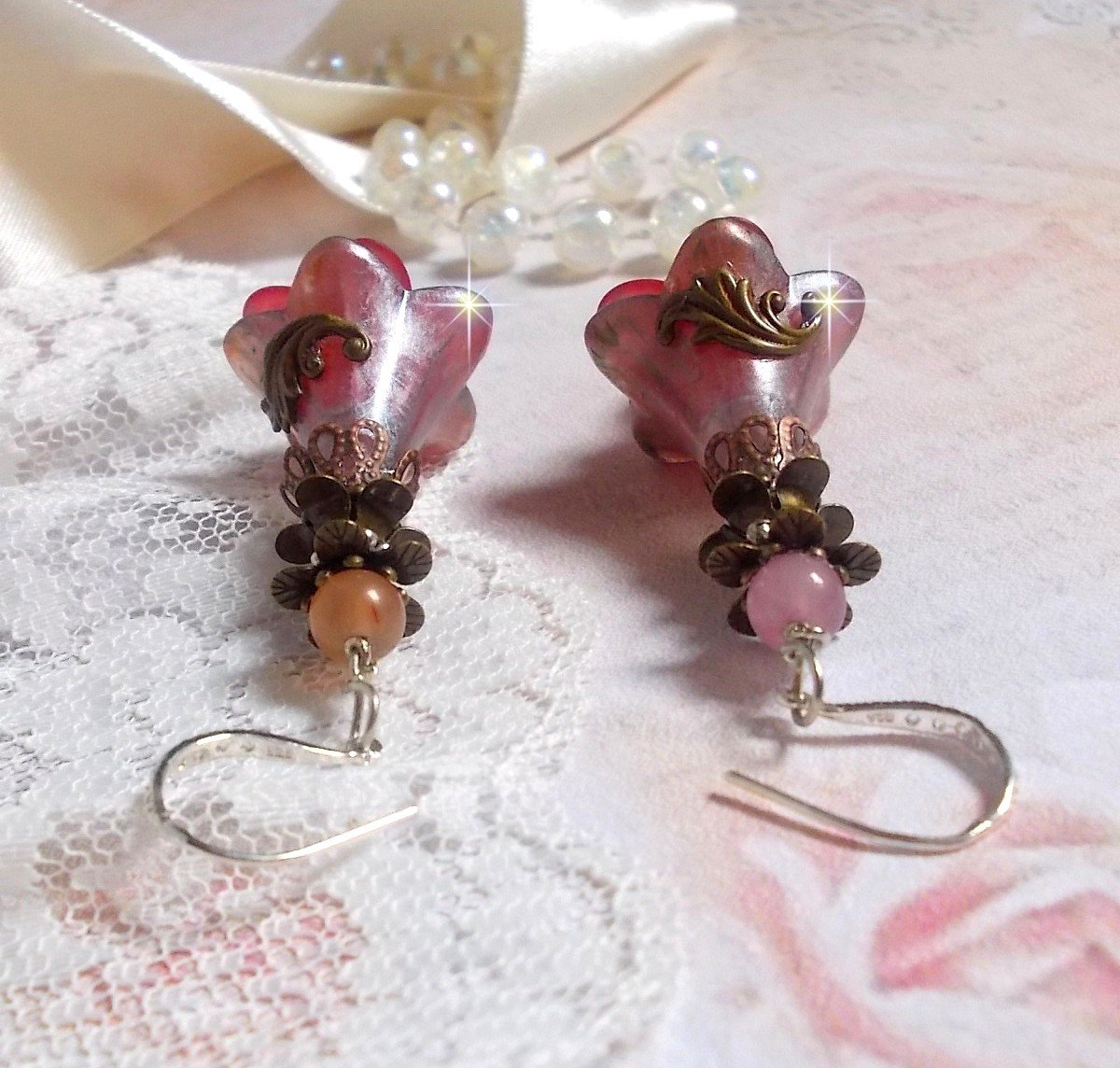 BO Mystères d’Antan montées avec fleurs résines, breloques gouttes, Quartz Rose et crochets argent 925