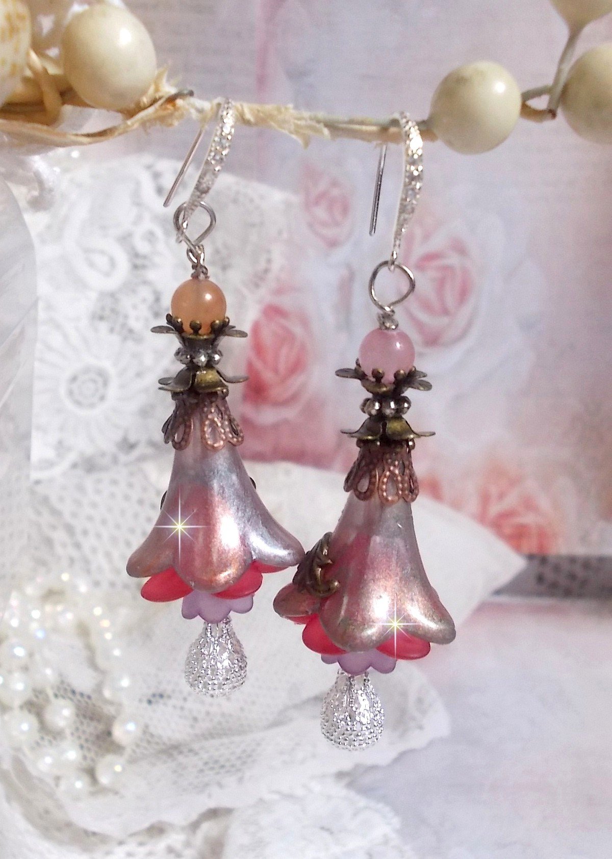 BO Mystères d’Antan montées avec fleurs résines, breloques gouttes, Quartz Rose et crochets argent 925