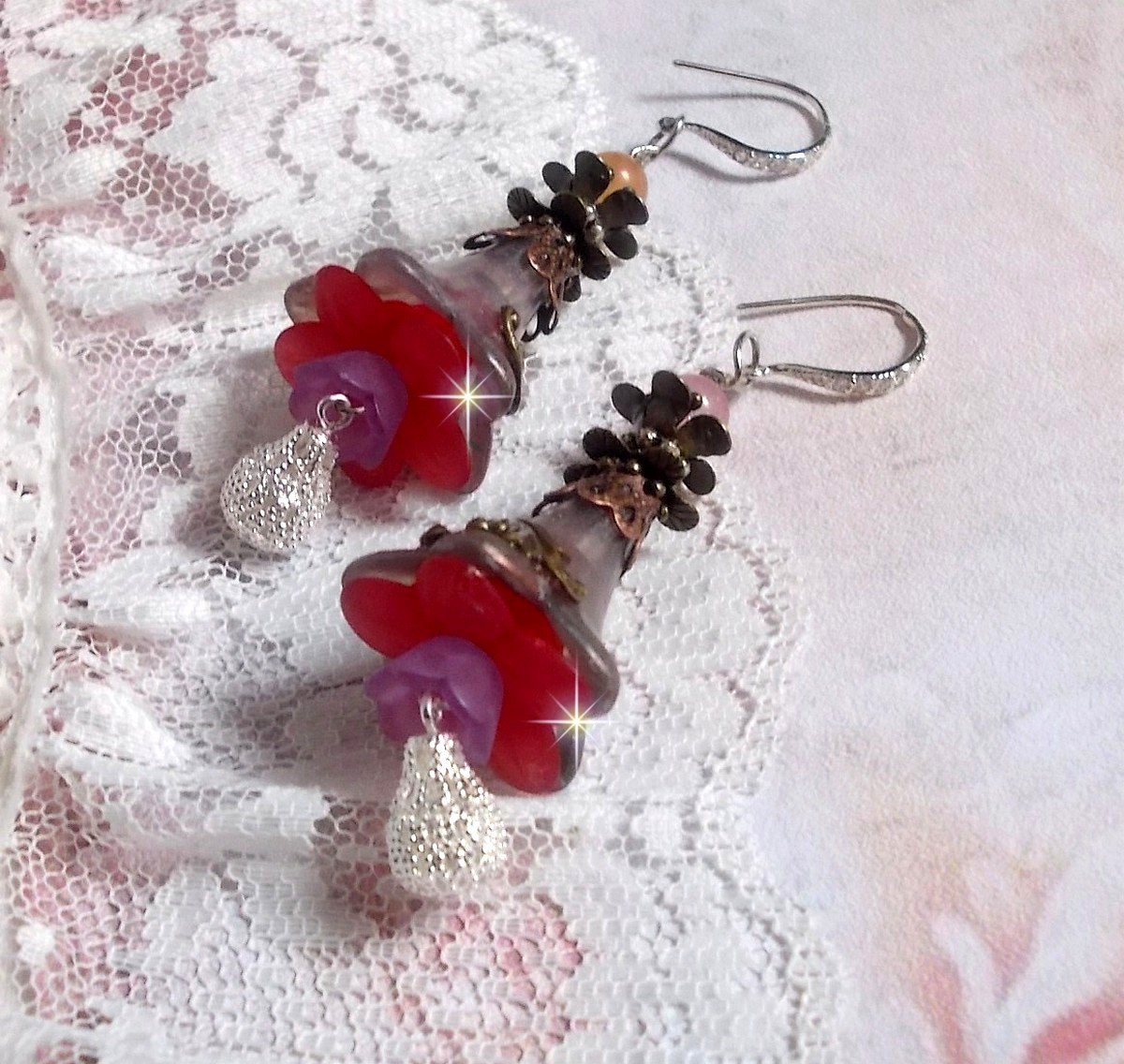 BO Mystères d’Antan montées avec fleurs résines, breloques gouttes, Quartz Rose et crochets argent 925
