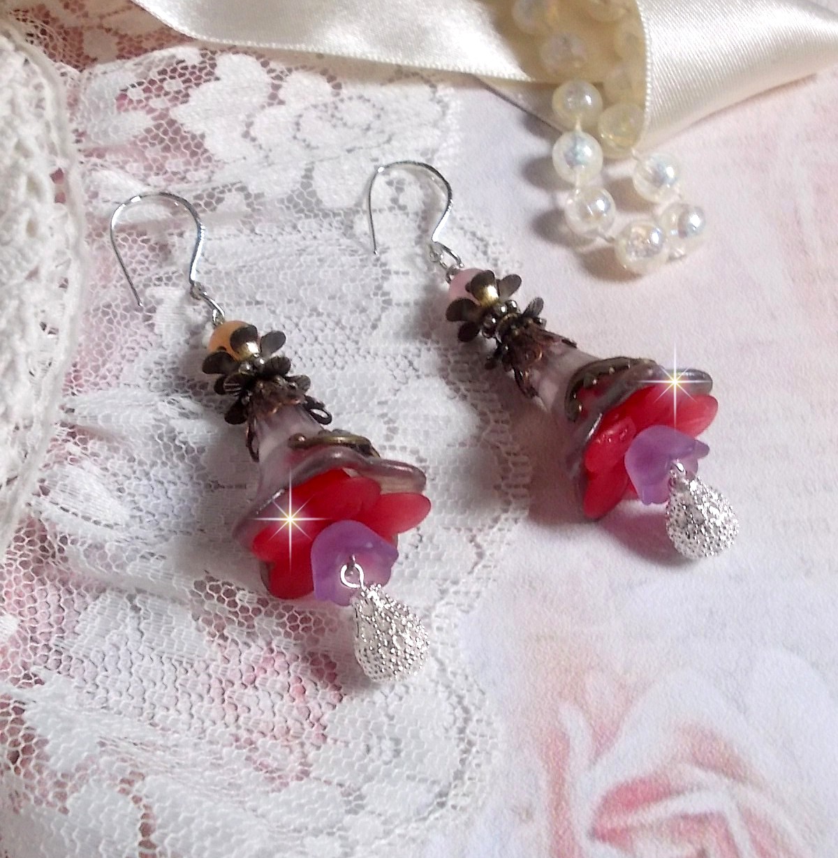 BO Mystères d’Antan montées avec fleurs résines, breloques gouttes, Quartz Rose et crochets argent 925