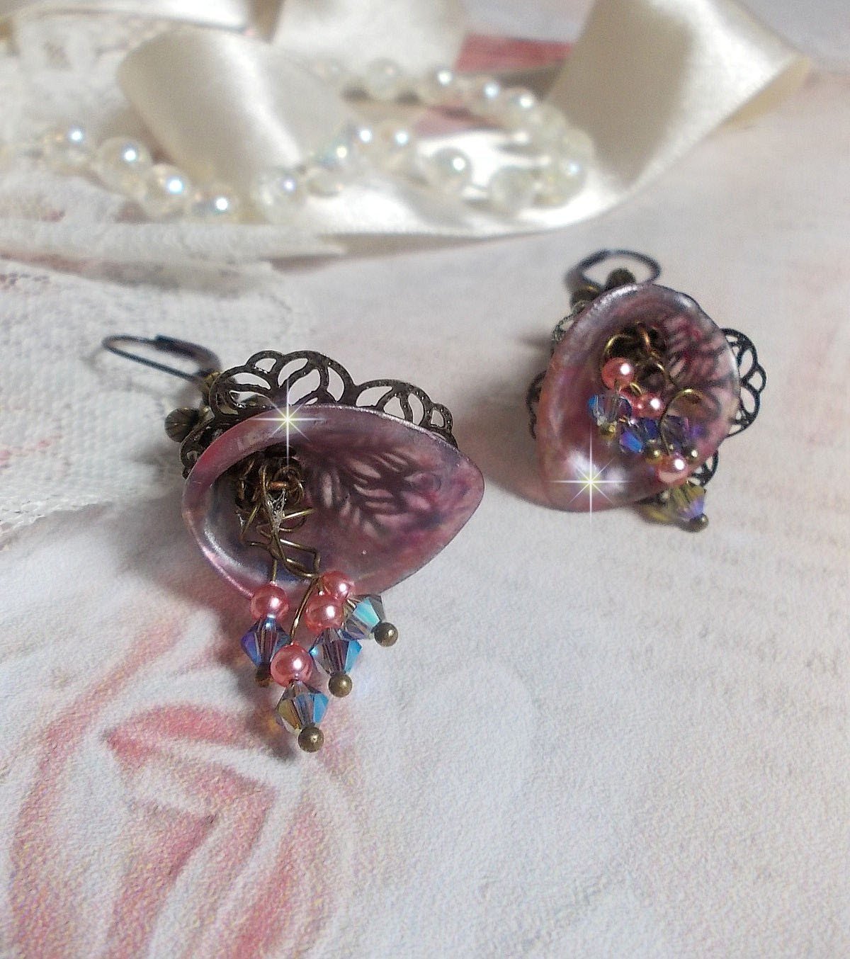 BO  Myst&egrave;res d&rsquo;Hollywood mont&eacute;es avec fleurs Arums peintes &agrave; la main, fleurs, calottes, couronnes, toupies, perles en verre et dormeuses chocolat