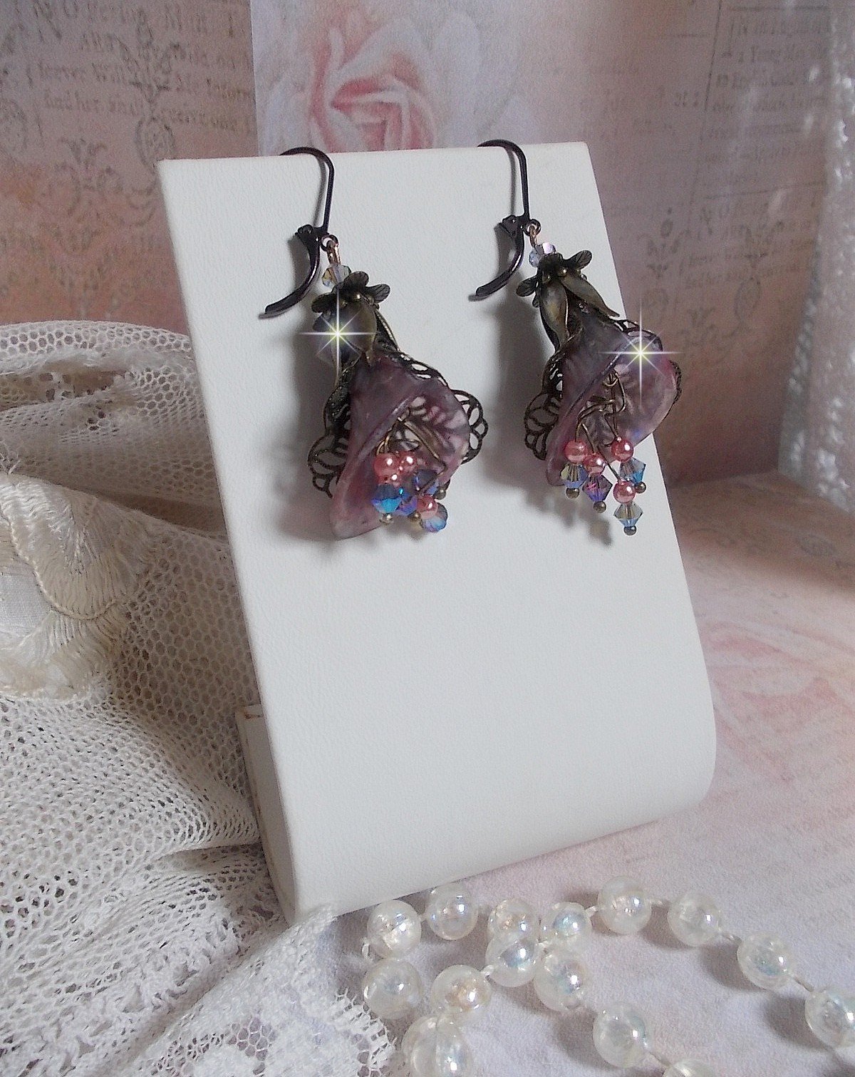 BO  Myst&egrave;res d&rsquo;Hollywood mont&eacute;es avec fleurs Arums peintes &agrave; la main, fleurs, calottes, couronnes, toupies, perles en verre et dormeuses chocolat