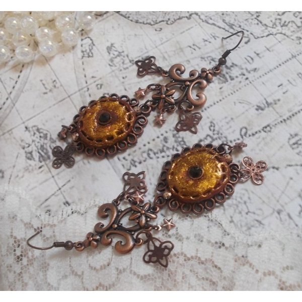 BO Myst&egrave;res d'Ars&egrave;ne gemaakt met verschillend gevormde bedels, hanger medaillons, gepatineerd porselein motieven en Swarovski kristallen.