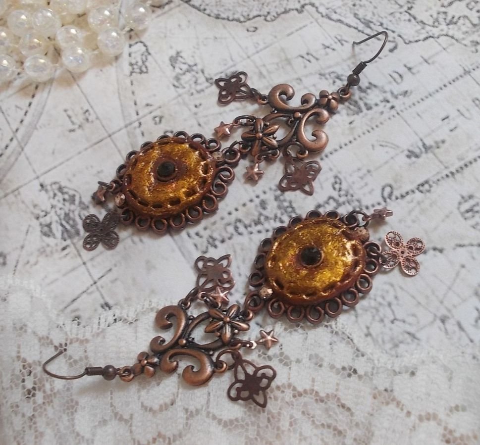 BO Mystères d'Arsène gemaakt met verschillend gevormde bedels, hanger medaillons, gepatineerd porselein motieven en Swarovski kristallen.