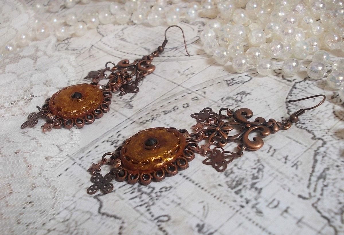 BO Mystères d'Arsène gemaakt met verschillend gevormde bedels, hanger medaillons, gepatineerd porselein motieven en Swarovski kristallen.