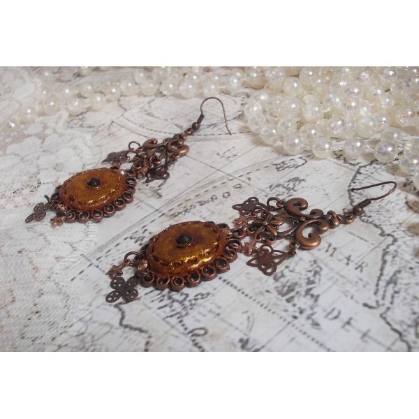 BO Myst&egrave;res d'Ars&egrave;ne gemaakt met verschillend gevormde bedels, hanger medaillons, gepatineerd porselein motieven en Swarovski kristallen.