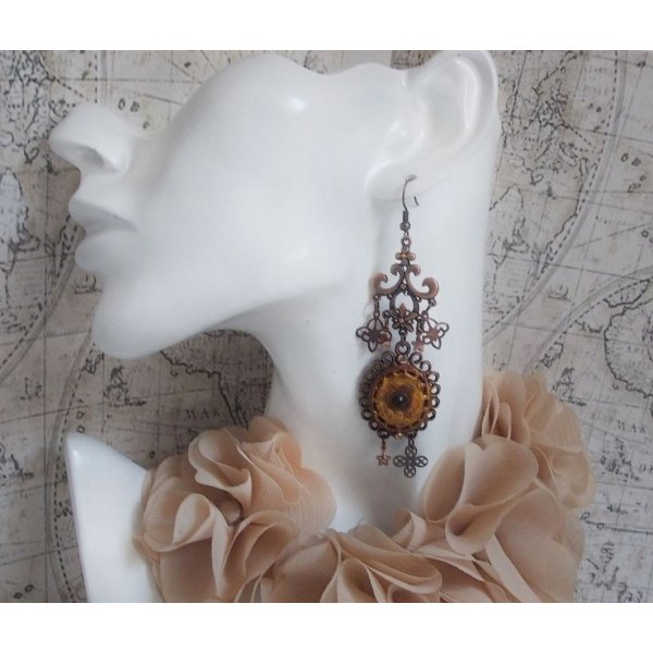 BO Myst&egrave;res d'Ars&egrave;ne gemaakt met verschillend gevormde bedels, hanger medaillons, gepatineerd porselein motieven en Swarovski kristallen.