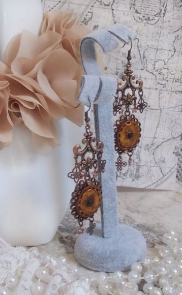 BO Myst&egrave;res d'Ars&egrave;ne gemaakt met verschillend gevormde bedels, hanger medaillons, gepatineerd porselein motieven en Swarovski kristallen.