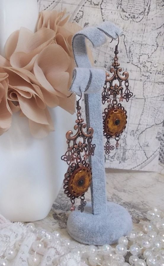 BO Mystères d'Arsène gemaakt met verschillend gevormde bedels, hanger medaillons, gepatineerd porselein motieven en Swarovski kristallen.