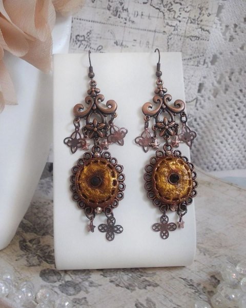 BO Myst&egrave;res d'Ars&egrave;ne gemaakt met verschillend gevormde bedels, hanger medaillons, gepatineerd porselein motieven en Swarovski kristallen.