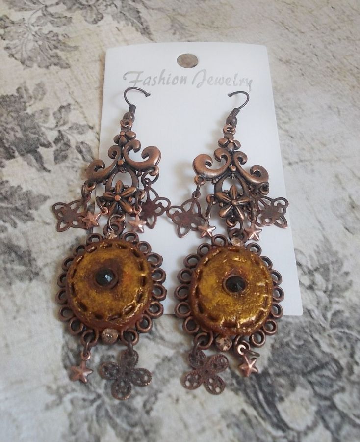 BO Mystères d'Arsène gemaakt met verschillend gevormde bedels, hanger medaillons, gepatineerd porselein motieven en Swarovski kristallen.