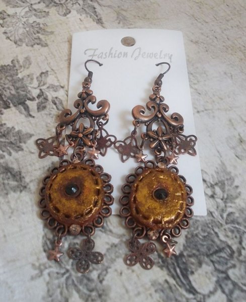 BO Myst&egrave;res d'Ars&egrave;ne gemaakt met verschillend gevormde bedels, hanger medaillons, gepatineerd porselein motieven en Swarovski kristallen.