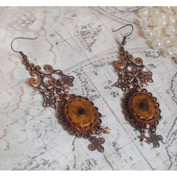 BO Myst&egrave;res d'Ars&egrave;ne gemaakt met verschillend gevormde bedels, hanger medaillons, gepatineerd porselein motieven en Swarovski kristallen.