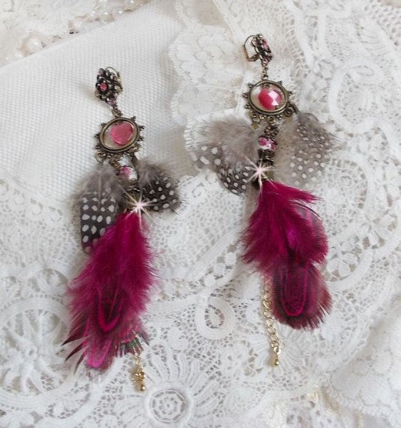 Navajo Fuchsia en Bruin BO met glazen kralen, Swarovski kristallen en veren