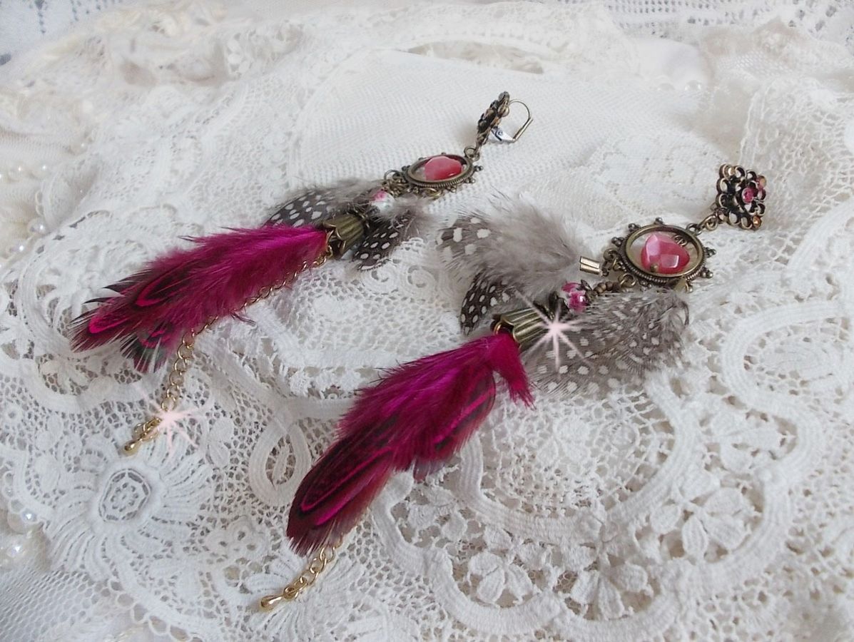 Navajo Fuchsia en Bruin BO met glazen kralen, Swarovski kristallen en veren