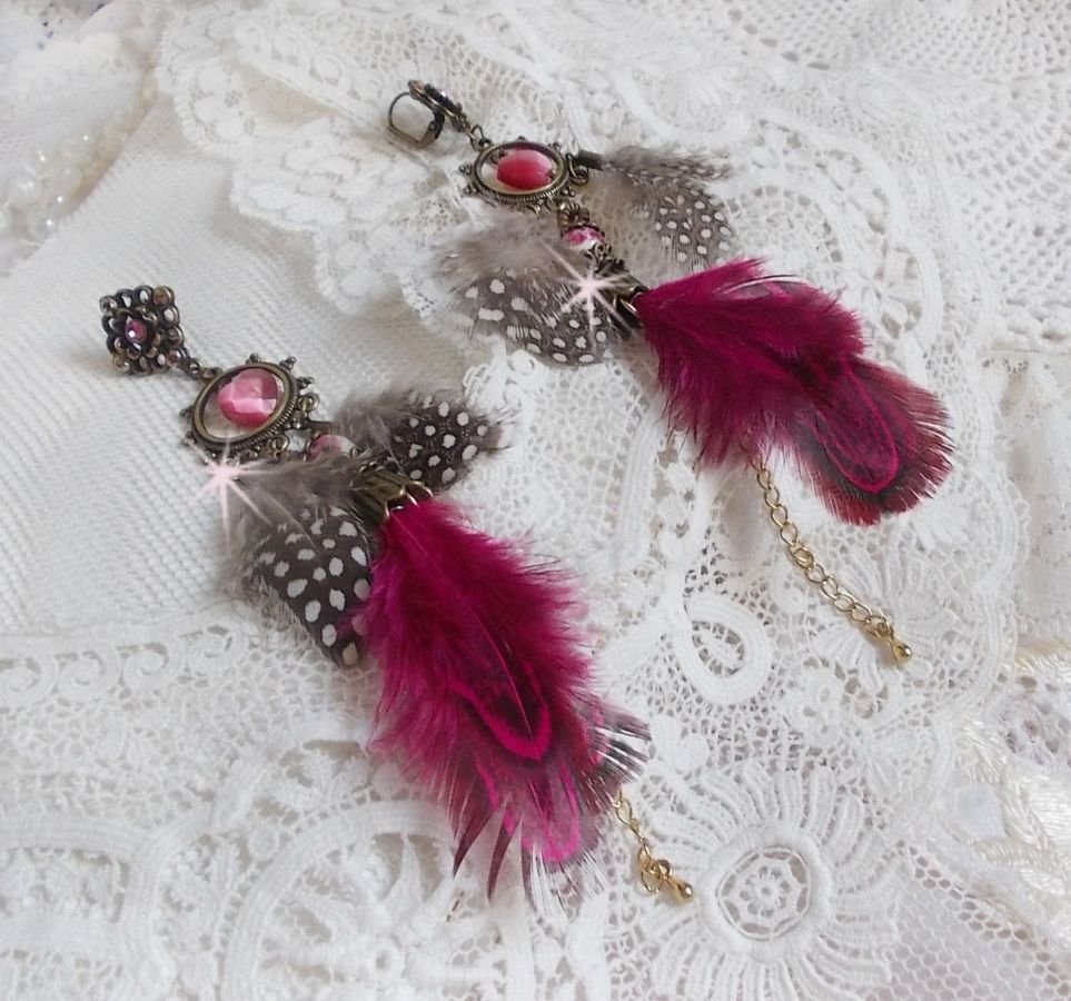 Navajo Fuchsia en Bruin BO met glazen kralen, Swarovski kristallen en veren