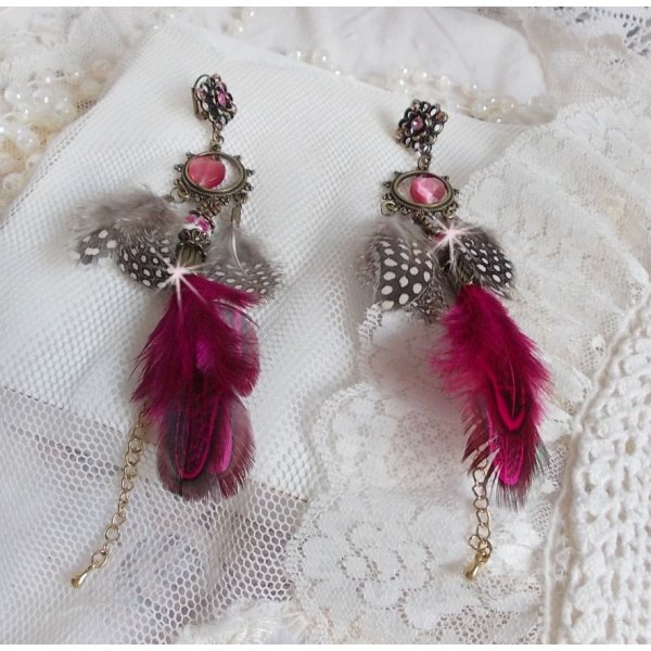 Navajo Fuchsia en Bruin BO met glazen kralen, Swarovski kristallen en veren