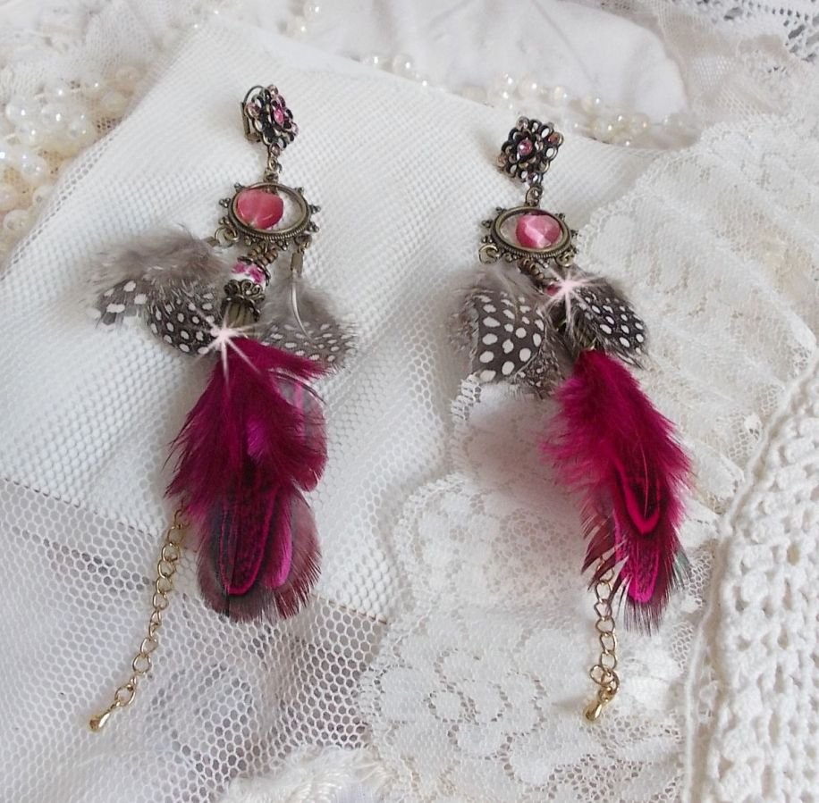 Navajo Fuchsia en Bruin BO met glazen kralen, Swarovski kristallen en veren