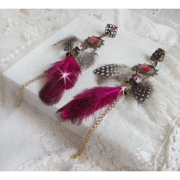 Navajo Fuchsia en Bruin BO met glazen kralen, Swarovski kristallen en veren