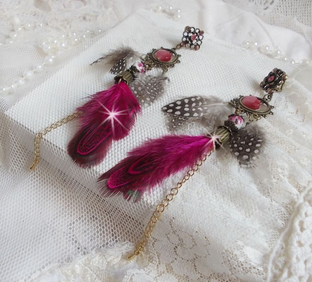 Navajo Fuchsia en Bruin BO met glazen kralen, Swarovski kristallen en veren