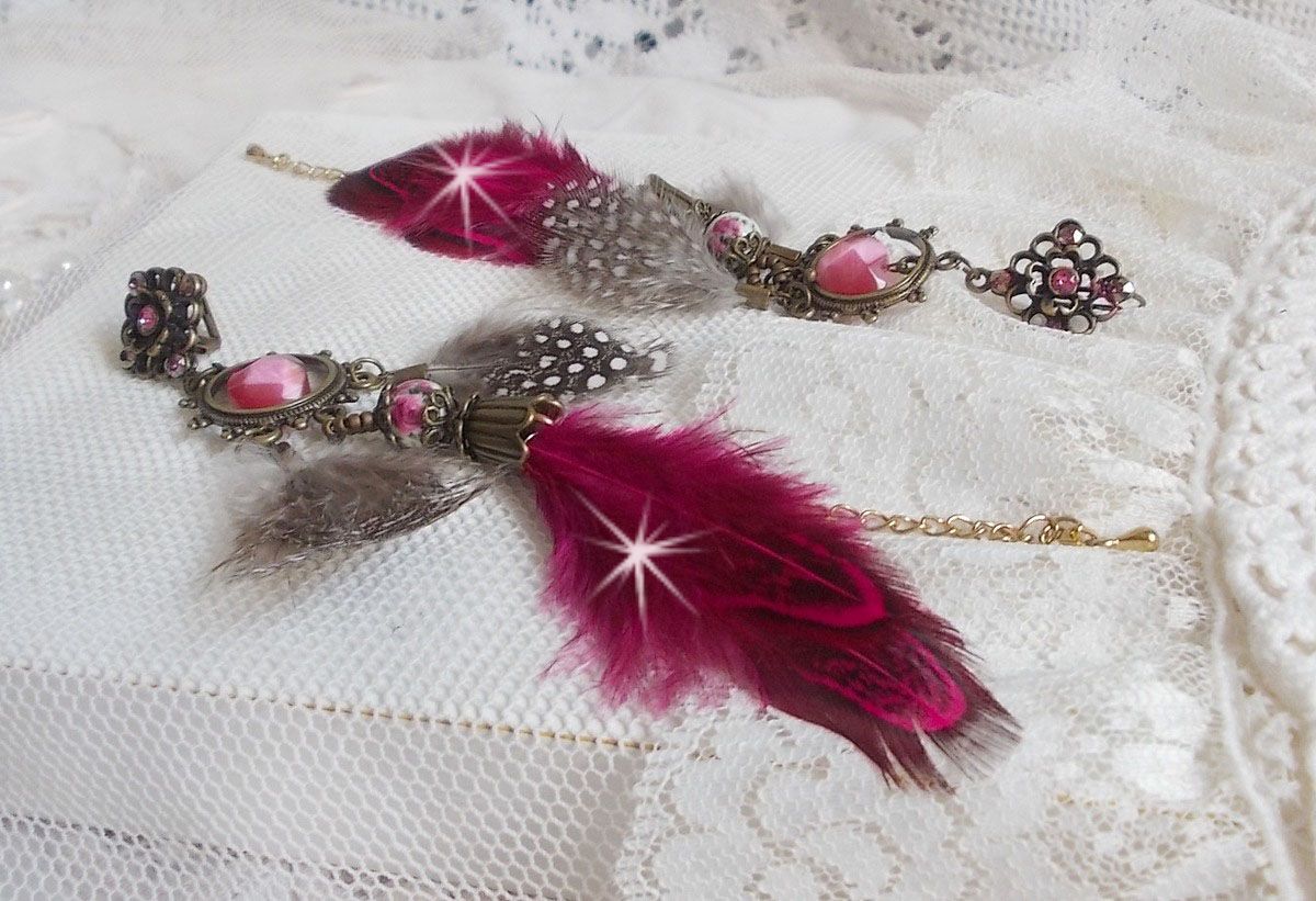 Navajo Fuchsia en Bruin BO met glazen kralen, Swarovski kristallen en veren