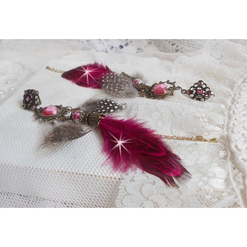 Navajo Fuchsia en Bruin BO met glazen kralen, Swarovski kristallen en veren