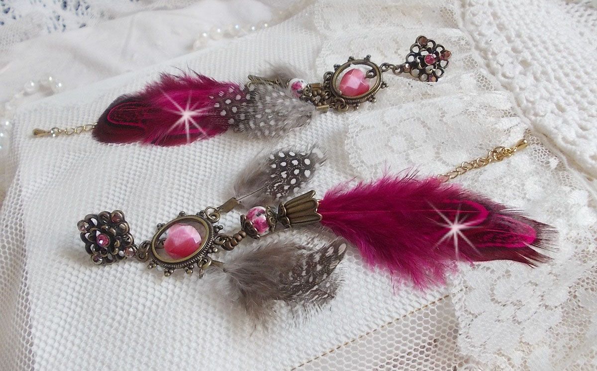 Navajo Fuchsia en Bruin BO met glazen kralen, Swarovski kristallen en veren