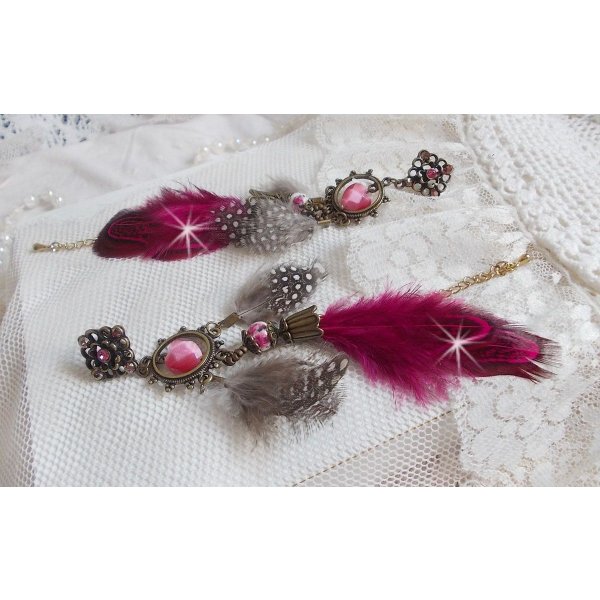 Navajo Fuchsia en Bruin BO met glazen kralen, Swarovski kristallen en veren