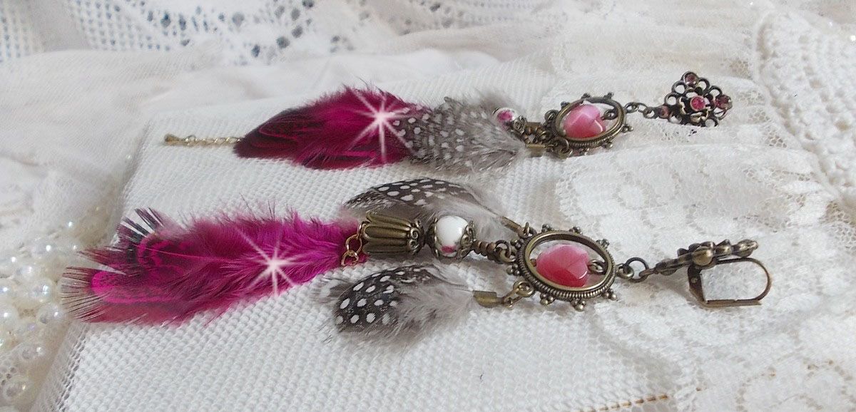 Navajo Fuchsia en Bruin BO met glazen kralen, Swarovski kristallen en veren