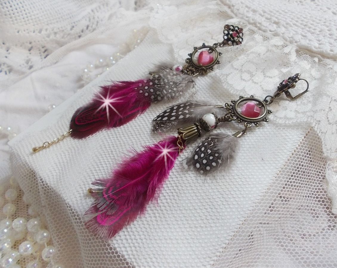 Navajo Fuchsia en Bruin BO met glazen kralen, Swarovski kristallen en veren
