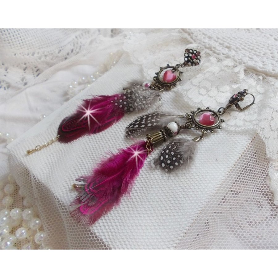 Navajo Fuchsia en Bruin BO met glazen kralen, Swarovski kristallen en veren