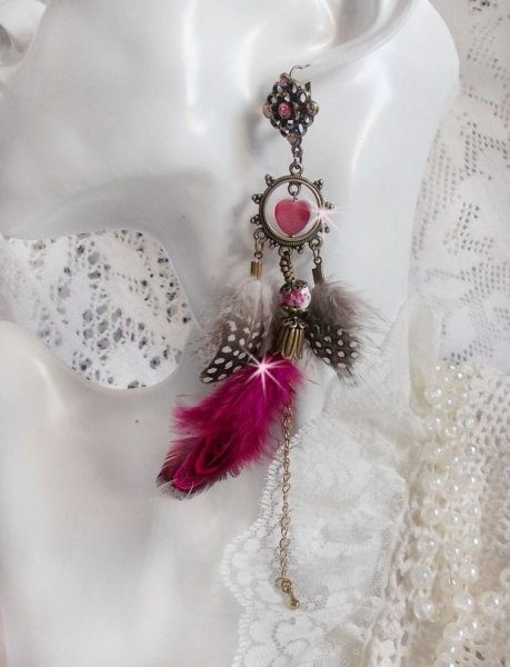 Navajo Fuchsia en Bruin BO met glazen kralen, Swarovski kristallen en veren