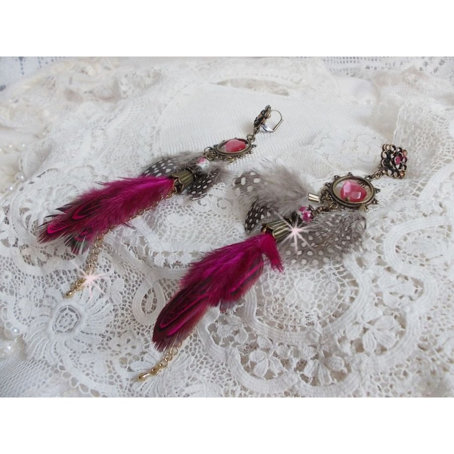 Navajo Fuchsia en Bruin BO met glazen kralen, Swarovski kristallen en veren