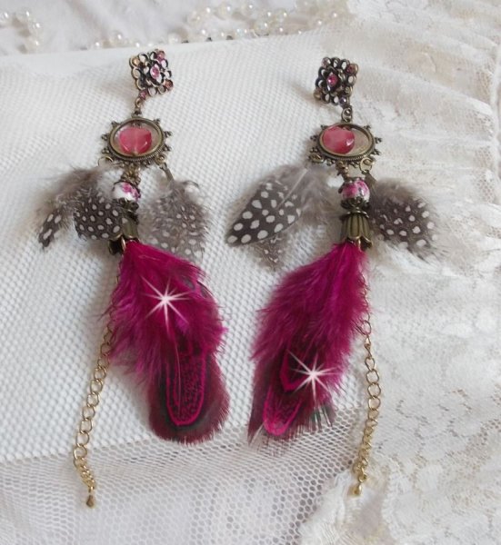 Navajo Fuchsia en Bruin BO met glazen kralen, Swarovski kristallen en veren