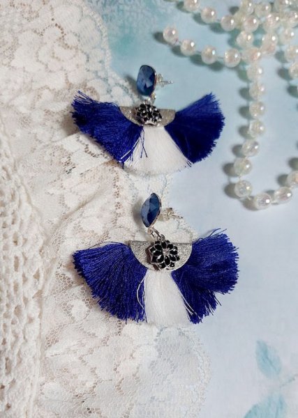 BO Navy Blue and White mont&eacute;es avec pompons, breloques &eacute;maill&eacute;es, puces argent 925/1000 et cristaux
