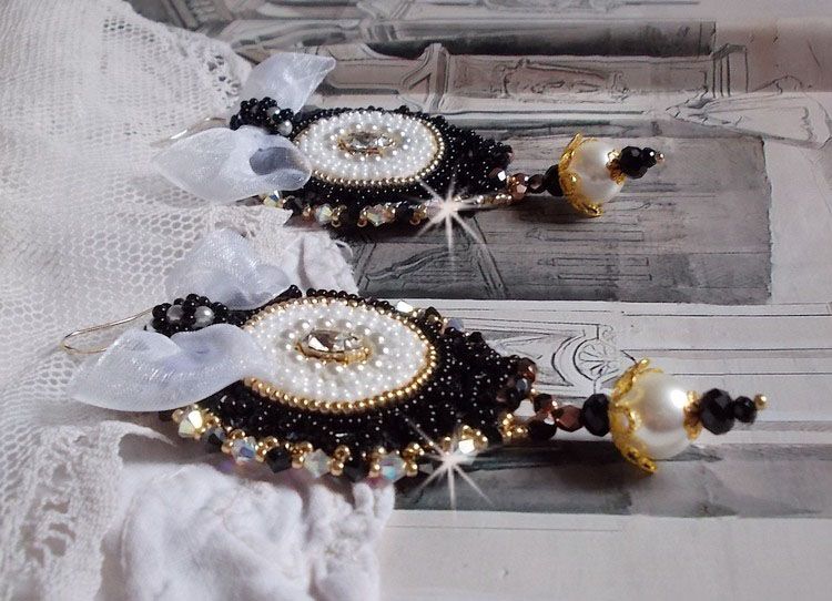 BO Black Sacred Haute-Couture geborduurd met vintage zwart kant, Swarovski kristallen, facetten en rocailles.