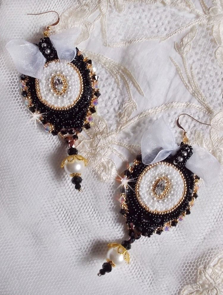 BO Black Sacred Haute-Couture geborduurd met vintage zwart kant, Swarovski kristallen, facetten en rocailles.