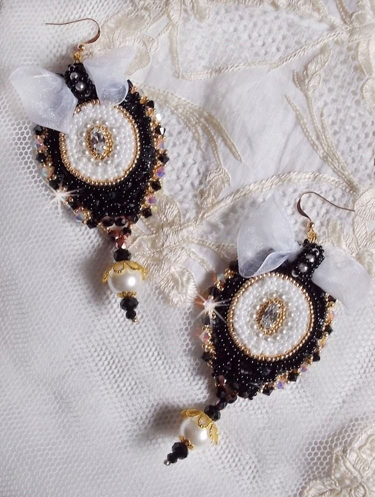 BO Black Sacred Haute-Couture geborduurd met vintage zwart kant, Swarovski kristallen, facetten en rocailles.