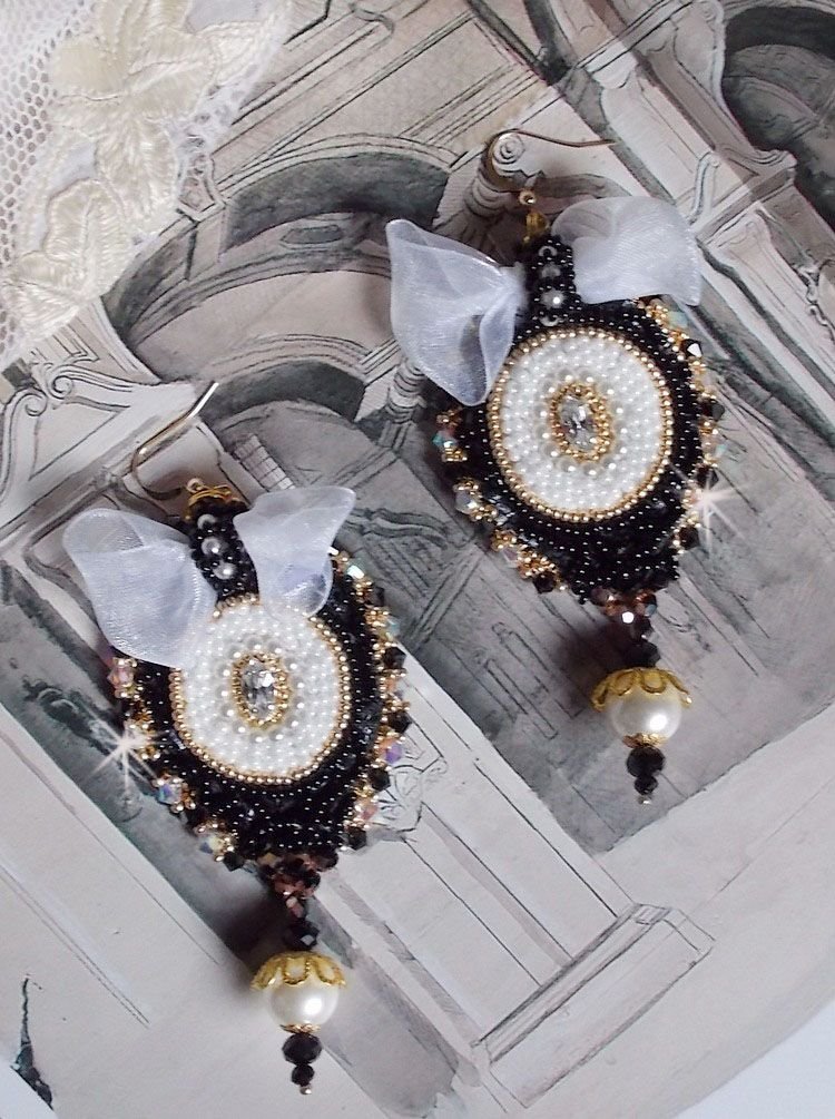 BO Black Sacred Haute-Couture geborduurd met vintage zwart kant, Swarovski kristallen, facetten en rocailles.