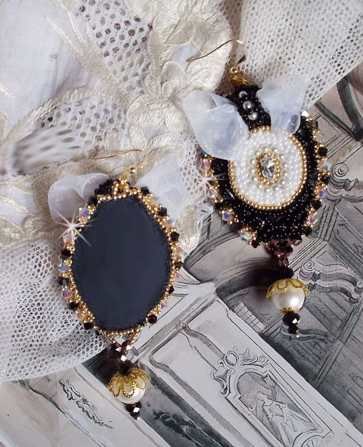 BO Black Sacred Haute-Couture geborduurd met vintage zwart kant, Swarovski kristallen, facetten en rocailles.