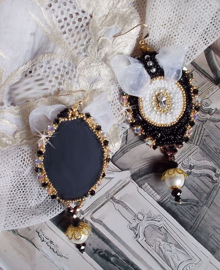 BO Black Sacred Haute-Couture geborduurd met vintage zwart kant, Swarovski kristallen, facetten en rocailles.