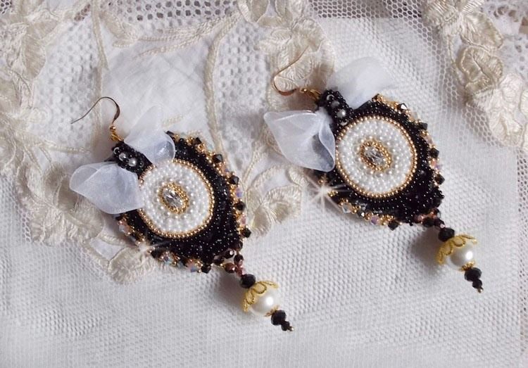 BO Black Sacred Haute-Couture geborduurd met vintage zwart kant, Swarovski kristallen, facetten en rocailles.
