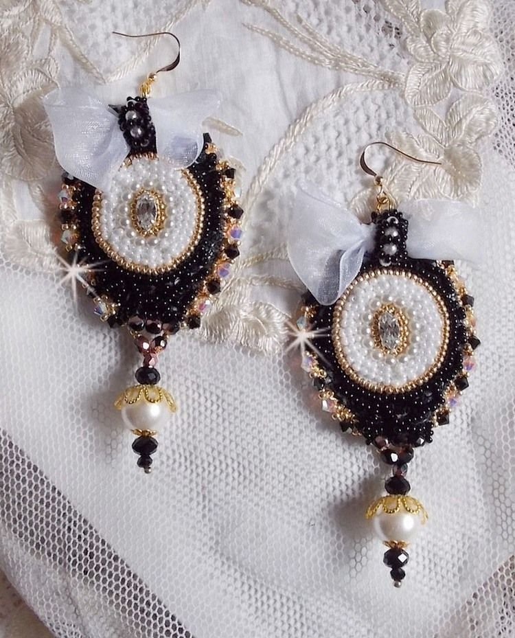 BO Black Sacred Haute-Couture geborduurd met vintage zwart kant, Swarovski kristallen, facetten en rocailles.