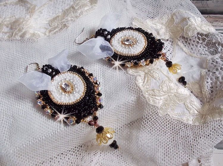 BO Black Sacred Haute-Couture geborduurd met vintage zwart kant, Swarovski kristallen, facetten en rocailles.
