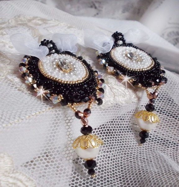 BO Black Sacred Haute-Couture geborduurd met vintage zwart kant, Swarovski kristallen, facetten en rocailles.