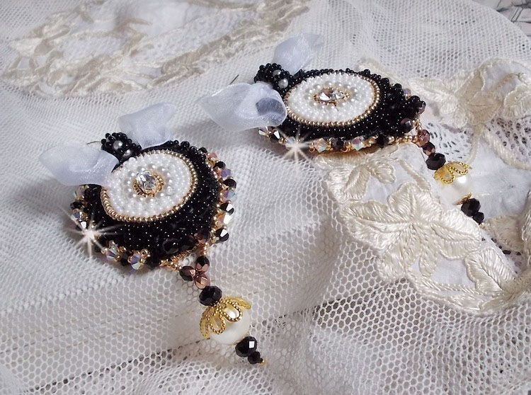 BO Black Sacred Haute-Couture geborduurd met vintage zwart kant, Swarovski kristallen, facetten en rocailles.