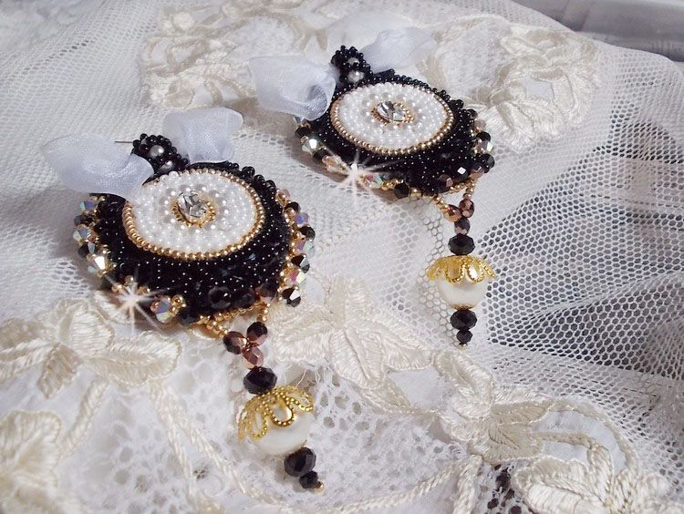 BO Black Sacred Haute-Couture geborduurd met vintage zwart kant, Swarovski kristallen, facetten en rocailles.
