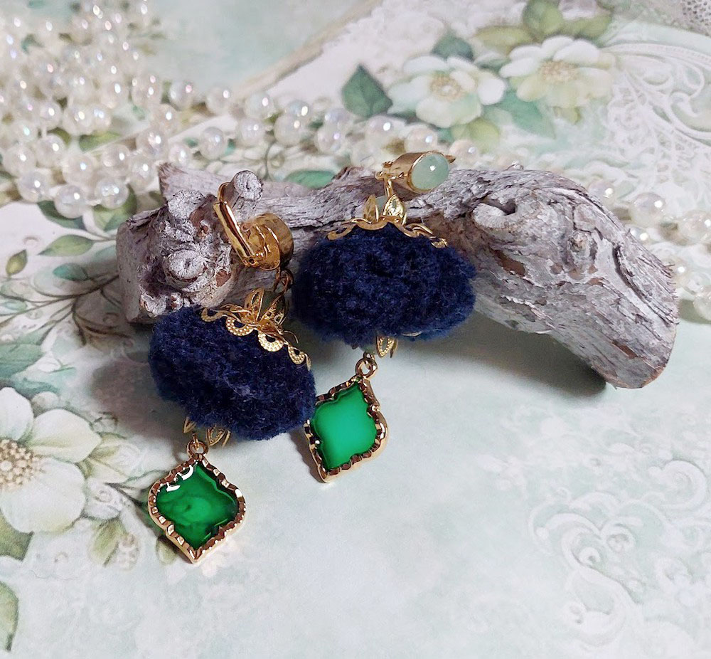 BO Nuit de folies montées avec pompons ronds, pendentifs époxy, perles aventurine, dormeuses laiton
