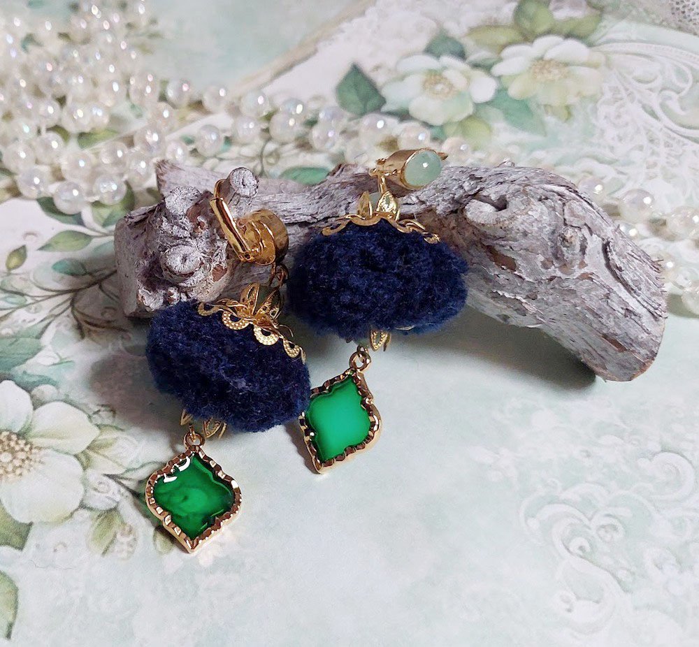 BO Nuit de folies montées avec pompons ronds, pendentifs époxy, perles aventurine, dormeuses laiton