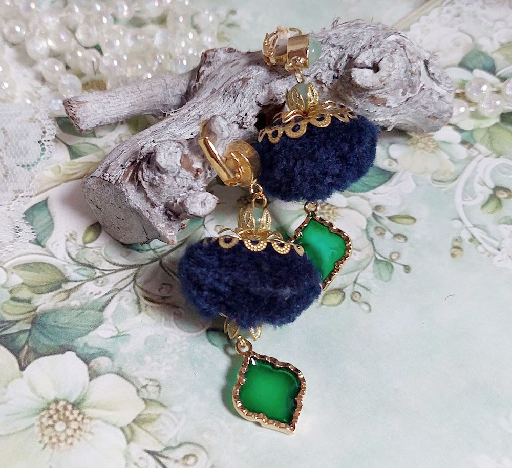 BO Nuit de folies montées avec pompons ronds, pendentifs époxy, perles aventurine, dormeuses laiton